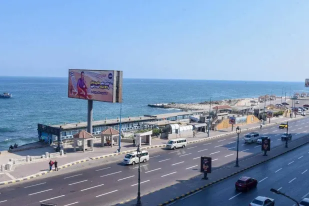 كورنيش الإسكندرية يضم عشرات المنشآت التي تحجب رؤية البحر (محافظة الإسكندرية)