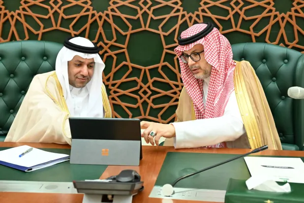 المهندس فواز السهلي مع الدكتور طريف الأعمى رئيس جامعة الملك عبد العزيز خلال تدشين البرامج البينية للنقل السككي في جدة (الشرق الأوسط)