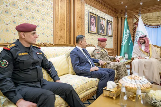 الأمير خالد بن سلمان لدى لقائه الفريق الأول الركن عبد الأمير الشمري في الرياض الخميس (وزارة الدفاع السعودية)