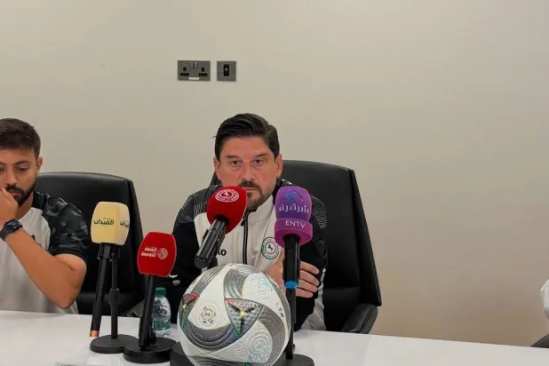الأسترالي آرثر باباس المدير الفني لفريق الاتفاق خلال المؤتمر الصحافي الذي يسبق مواجهة الرياض (الشرق الأوسط)