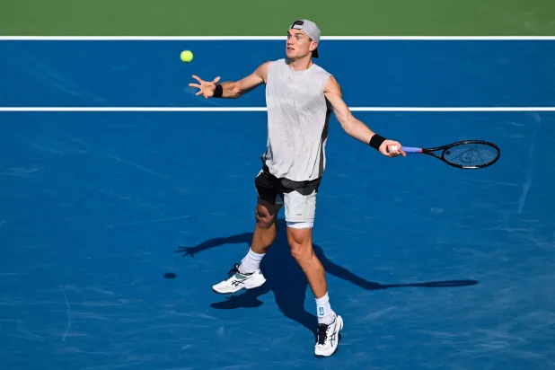 MONTREAL, CANADA - AUGUST 04: Jack Draper of Great Britain plays a forehand against Terence Atmane of France during their singles first round match on day three of the ATP 1000 National Bank Open presented by Rogers at Stade IGA on August 4, 2026 in Montreal, Quebec, Canada.   Minas Panagiotakis/Getty Images/AFP (Photo by Minas Panagiotakis / GETTY IMAGES NORTH AMERICA / Getty Images via AFP)