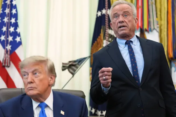 ABD Sağlık Bakanı Robert F. Kennedy Jr., Beyaz Saray'da Başkan Donald Trump ile yaptığı görüşme sırasında konuşuyor, (AP)