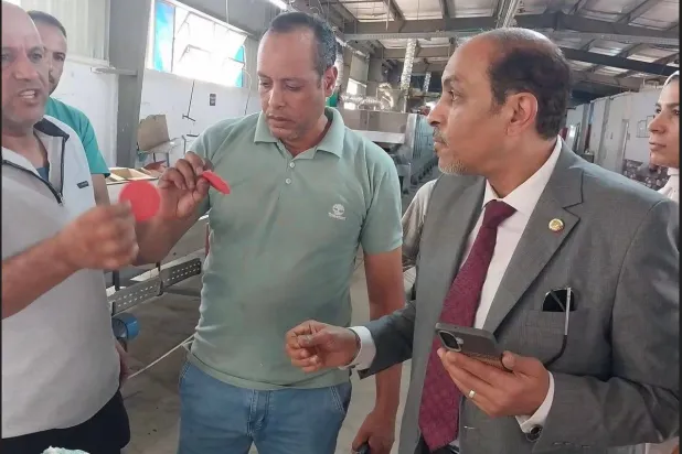 ضبط مصنع بسكويت يستخدم الفحم لتلوين البسكويت (محافظة القليوبية على «فيسبوك»)