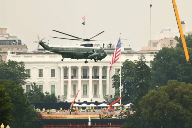 Başkan Donald Trump’ın da bulunduğu ‘Marine One’ helikopteri Beyaz Saray’dan havalanıyor (Reuters)
