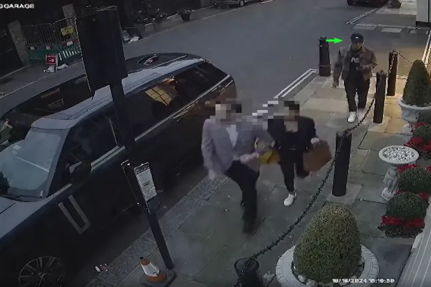 صورة من فيديو التقطته كاميرات المراقبة ووزّعته شرطة لندن لمحاولة سرقة ساعة فاخرة في منطقة مايفير بلندن في أكتوبر 2024