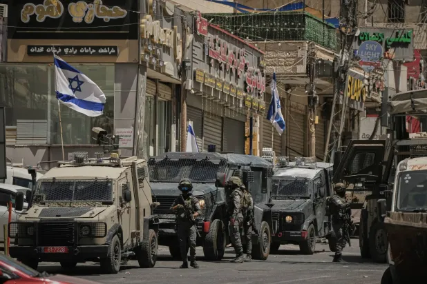 جنود إسرائيليون خلال عملية عسكرية بمخيم قلنديا بالضفة الغربية في 5 أغسطس 2026 (أ.ب)