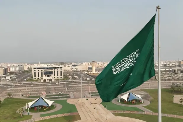 السعودية تواصل مبادراتها لتعزيز الأمن والسلام في المنطقة... ويبدو العلم السعودي في أحد المواقع بمدينة جازان (واس)