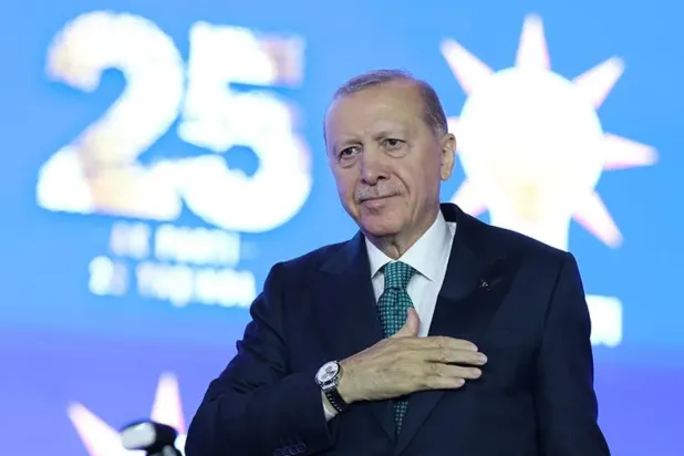 Cumhurbaşkanı, Ankara'da iktidardaki Adalet ve Kalkınma Partisi'nin kuruluşunun 25. yıl dönümü kutlamaları sırasında (Türkiye Cumhurbaşkanlığı)
