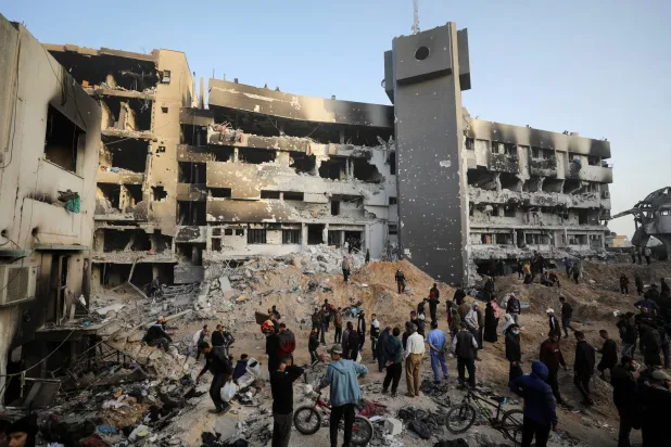 فلسطينيون يتفقدون الأضرار في مستشفى الشفاء بعد انسحاب القوات الإسرائيلية من المستشفى في مدينة غزة يوم 1 أبريل 2024 (رويترز)