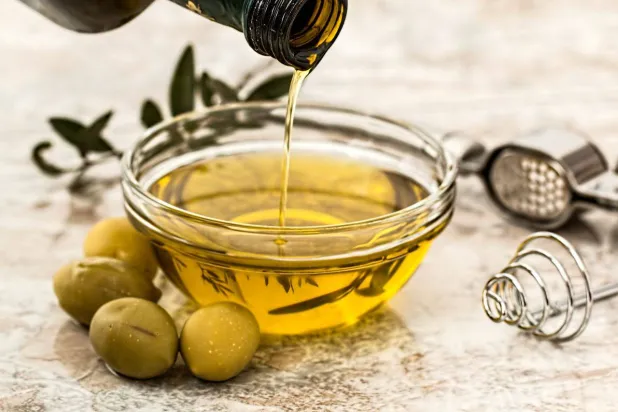 بهتر است روغن زیتون بکرِ ممتاز را انتخاب کنید، زیرا حاوی مقادیر بیشتری از مواد مغذی است (پیکسلز)