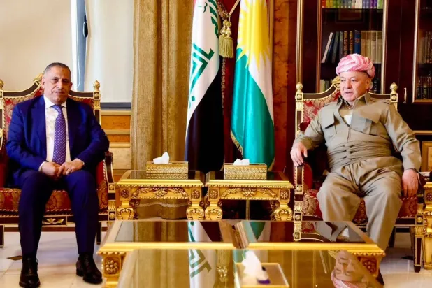 زعيم الحزب الديمقراطي الكردستاني مسعود بارزاني مستقبلاً مستشار الأمن القومي قاسم العبودي في أربيل يوم 15 أغسطس 2026 (إعلام حكومي)