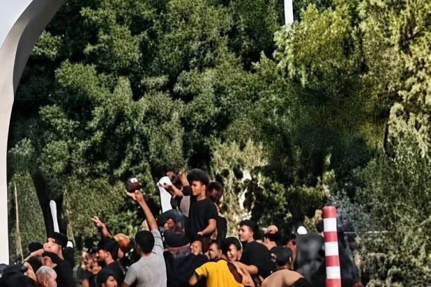«مرتزقة سوريون» خلال تظاهرة في العاصمة الليبية طرابلس الجمعة (صفحة حراك ضد التوطين)
