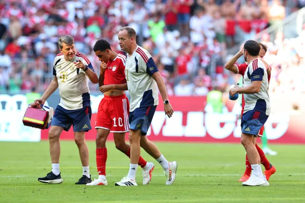 جمال موسيالا لاعب بايرن ميونيخ يغادر وديّة لايبزيغ مصاباً (إ.ب.أ)