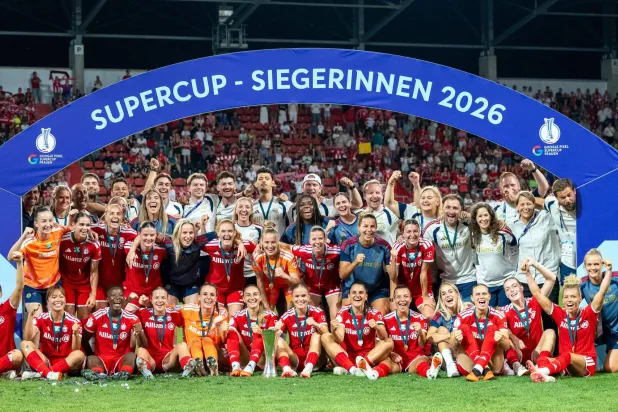 لاعبات بايرن ميونيخ يحتفلن بالفوز على فولفسبورغ والتتويج بلقب كأس السوبر الألماني للسيدات (د.ب.أ)