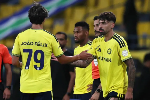 سامو كوستا، لاعب النصر، يدخل بديلاً لجواو فيليكس خلال مواجهة الفتح (رويترز)