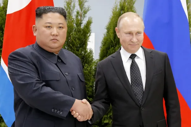 Putin, 2019'daki görüşme sırasında Kuzey Kore lideri Kim Jong-un ile el sıkışıyor (AP)