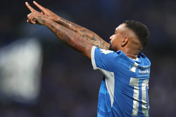 مالكوم يلوح بيديه محتفلاً بهدفه في شباك الفيصلي في أول مباراة للهلال بالدوري السعودي (سعد العنزي)