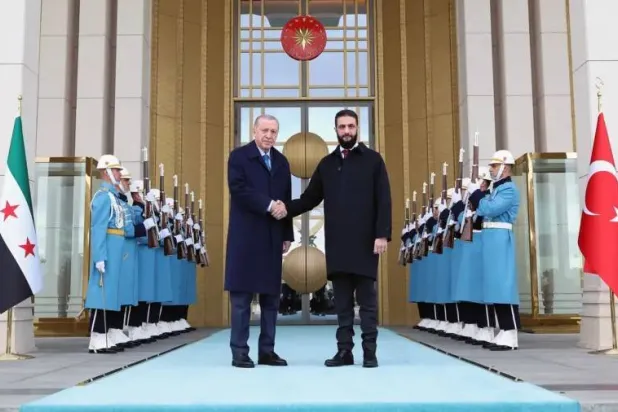 الرئيس التركي مستقبلاً الرئيس السوري أحمد الشرع في أول زيارة له إلى تركيا فبراير 2025 (الرئاسة التركية)