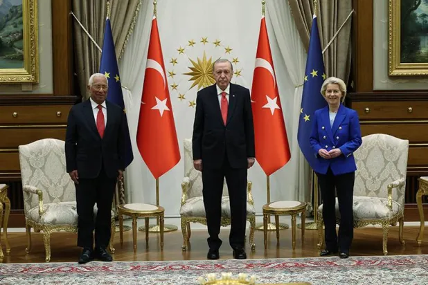 إردوغان خلال استقباله رئيس «مجلس أوروبا» أنطونيو كوستا ورئيسة «المفوضية الأوروبية» فون دير لاين بالقصر الرئاسي في أنقرة 8 يوليو الماضي (الرئاسة التركية)
