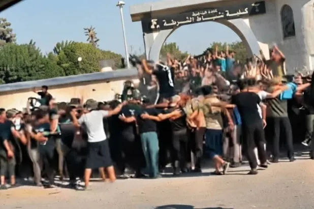 Suriyeli paralı askerler, geçtiğimiz hafta sonu Trablus’ta maaşlarının gecikmesi nedeniyle protesto düzenledi (Yerleşime Karşı Hareket sayfası)