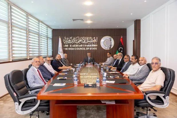 رئيس المجلس الأعلى للدولة في ليبيا محمد تكالة مستقبلاً محافظ «المركزي» ناجي عيسى الأربعاء الماضي (الأعلى للدولة)