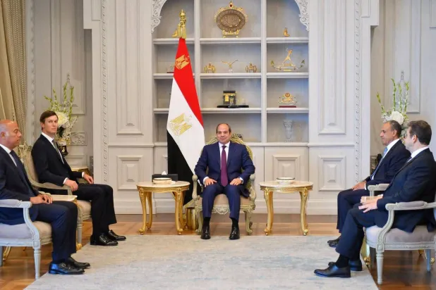 لقاء الرئيس المصري عبد الفتاح السيسي ومستشار ترمب في العلمين الأحد (الرئاسة المصرية)