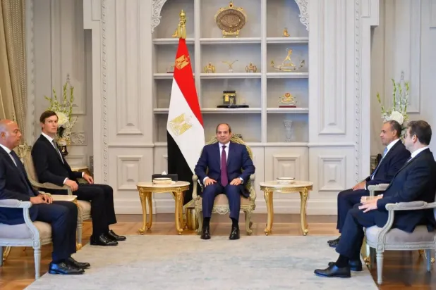 Pazar günü El Alameyn'de Mısır Cumhurbaşkanı Abdülfettah es-Sisi ile Trump'ın danışmanının görüşmesi (Mısır Cumhurbaşkanlığı)