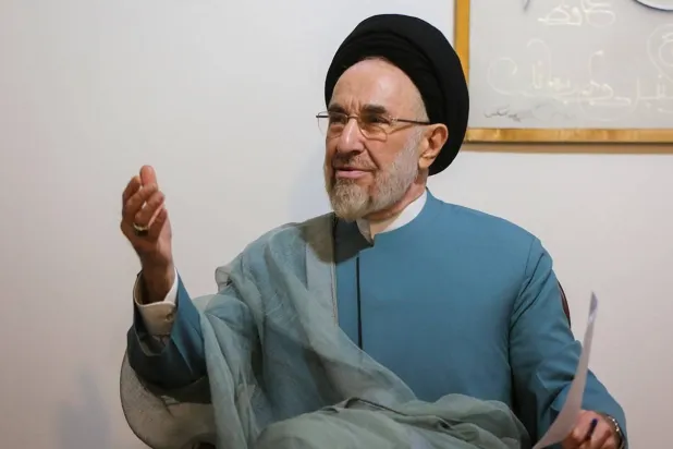 الرئيس الإيراني الأسبق محمد خاتمي يتحدث إلى مجموعة من الإعلاميين في طهران (جماران)