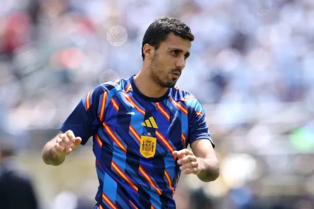 رودري قائد منتخب إسبانيا المنضم حديثاً إلى برشلونة (رويترز)