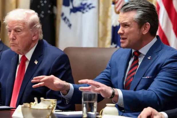 ABD Başkanı Donald Trump, Savunma Bakanı Pete Hegseth'in konuşmasını dinliyor (Reuters)
