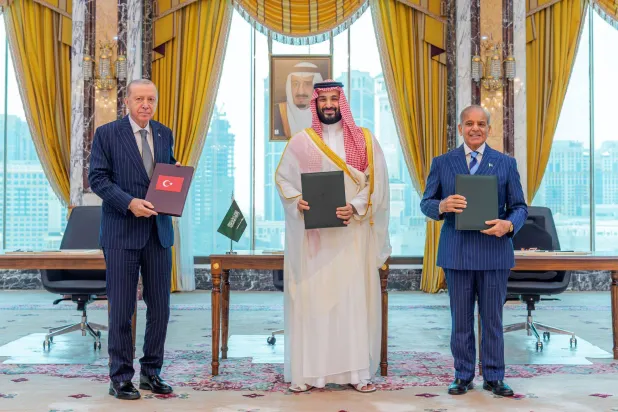 07 August 2026, Saudi Arabia, Makkah: Saudi Crown Prince Mohammed bin Salman bin Abdulaziz Al Saud, Pakistani Prime Minister Muhammad Shehbaz Sharif, and Turkish President Recep Tayyip Erdogan sign the Makkah Joint Defense Agreement. Photo: -/PPI via ZUMA Press Wire/dpa