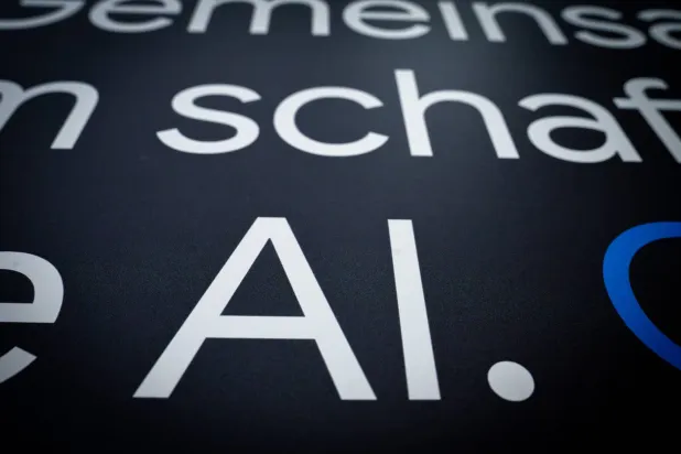 تظهر الأحرف «AI» على جدار خلال افتتاح مركز «غوغل» للذكاء الاصطناعي في برلين (د.ب.أ)