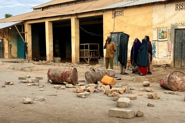 مدنيون يتجمعون بأحد شوارع مدينة بيدوة الصومالية عقب اشتباكات بين القوات الفيدرالية الصومالية وجماعات المعارضة المسلحة (رويترز)