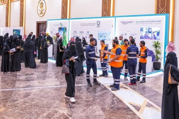 مجموعة من الباحثين عن العمل في ملتقى متخصص للتوظيف بمنطقة القصيم وسط السعودية (واس)