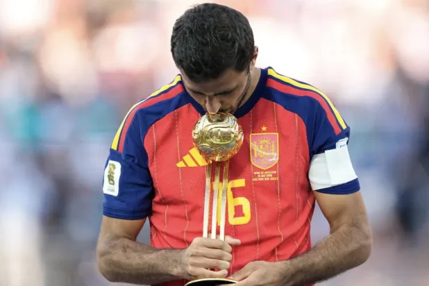 اللاعب الذي انتظر ريال مدريد لسنوات هو نفسه الذي اضطر إلى إبلاغ النادي بأنه اختار منافسه المباشر (أ.ب)