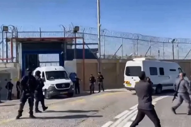 نقل القوات الإسرائيلية لسجناء فلسطينيين من سجن الدامون في دالية الكرمل إلى سجن عوفر بالضفة الغربية قبل إطلاق سراحهم المخطط له مقابل تحرير بعض الرهائن الإسرائيليين الذين تحتجزهم «حماس» في غزة 24 نوفمبر 2023 (أ.ف.ب)