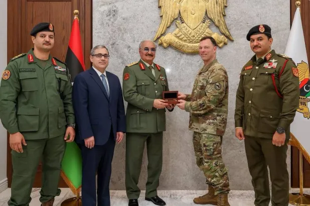 المشير خليفة حفتر في لقاء مع قائد «أفريكوم» الفريق داغفين أندرسون في ديسمبر الماضي (إعلام القيادة العامة)