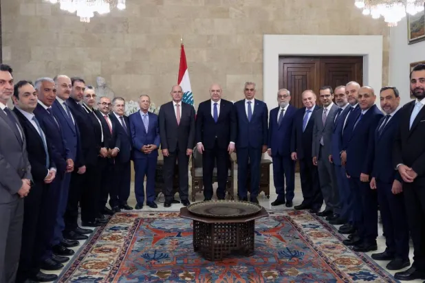 الرئيس عون مستقبلا وفداً نيابياً حمل إليه نسخة من عريضة وقعها 86 نائباً دعماً لاستمرار مهمة الـ«يونيفيل» (الرئاسة اللبنانية)