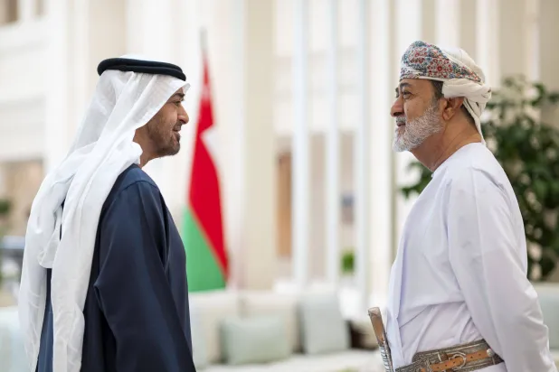 سلطان عمان هيثم بن طارق والشيخ محمد بن زايد رئيس الإمارات خلال اللقاء اليوم في أبوظبي (وام)