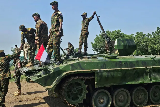 جانب من عرض عسكري يوم 17 أغسطس 2026 في مدينة القضارف بشرق السودان خلال الاحتفالات بالذكرى الـ72 لتأسيس الجيش (أ.ف.ب)