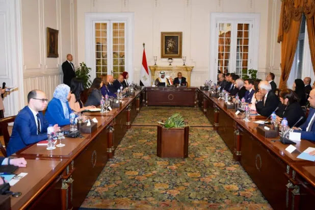 وزير الخارجية المصري خلال جلسة موسعة الاثنين مع ممثلي القطاع الخاص ورئيس مجلس إدارة «المصرف العربي للتنمية الاقتصادية» (صفحة وزارة الخارجية على فيسبوك)