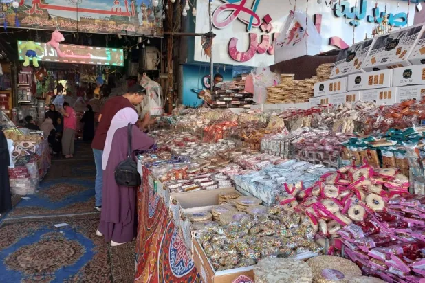 شراء «حلوى المولد» عادة اجتماعية سنوية تحرص عليها الأسر المصرية (الشرق الأوسط)