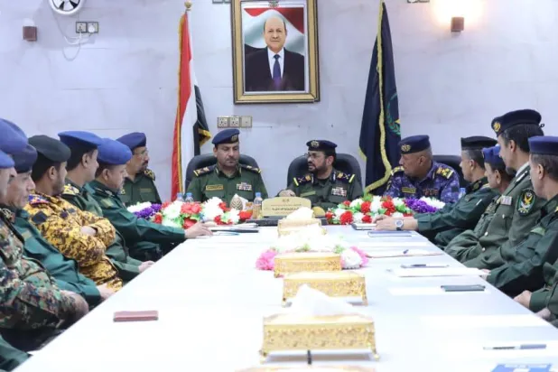 القيادات الأمنية في وزارة الداخلية اليمنية خلال اجتماعهم (الشرق الأوسط)