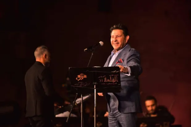 هاني شاكر خلال غنائه بإحدى الدورات السابقة لمهرجان القلعة الغنائي (حسابه على فيسبوك)