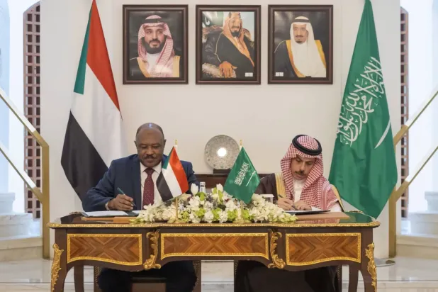 Suudi Arabistan Dışişleri Bakanı Prens Faysal bin Ferhan ile Sudan Dışişleri Bakanı Muhyiddin Salim, belgenin imzalanması sırasında (SPA)