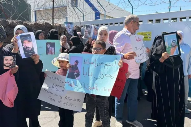 وقفة لأهالي المعتقلين في سجون إسرائيل أمام مقر «الأندوف» في القنيطرة  تطالبها بالتدخل للإفراج عن أبنائهم (تجمع أحرار حوران)