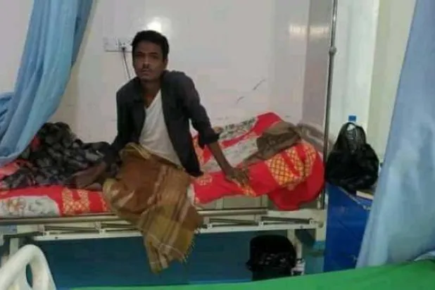 مريض يمني جرى احتجازه في مستشفى بمحافظة ذمار (فيسبوك)
