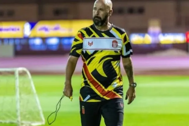 الأوروغوياني ماوريسيو دولّاك المدير الفني لفريق الرياض (نادي الرياض)