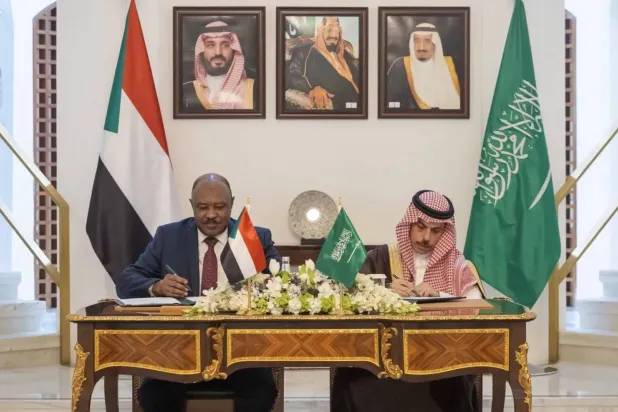 Saudi Foreign Minister Prince Faisal bin Farhan and his Sudanese counterpart, Mohieddin Salem Ahmed Ibrahim, sign the document. (SPA) 