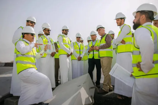 مهندسون سعوديون يطَّلعون على أحد المشاريع في السعودية (واس)